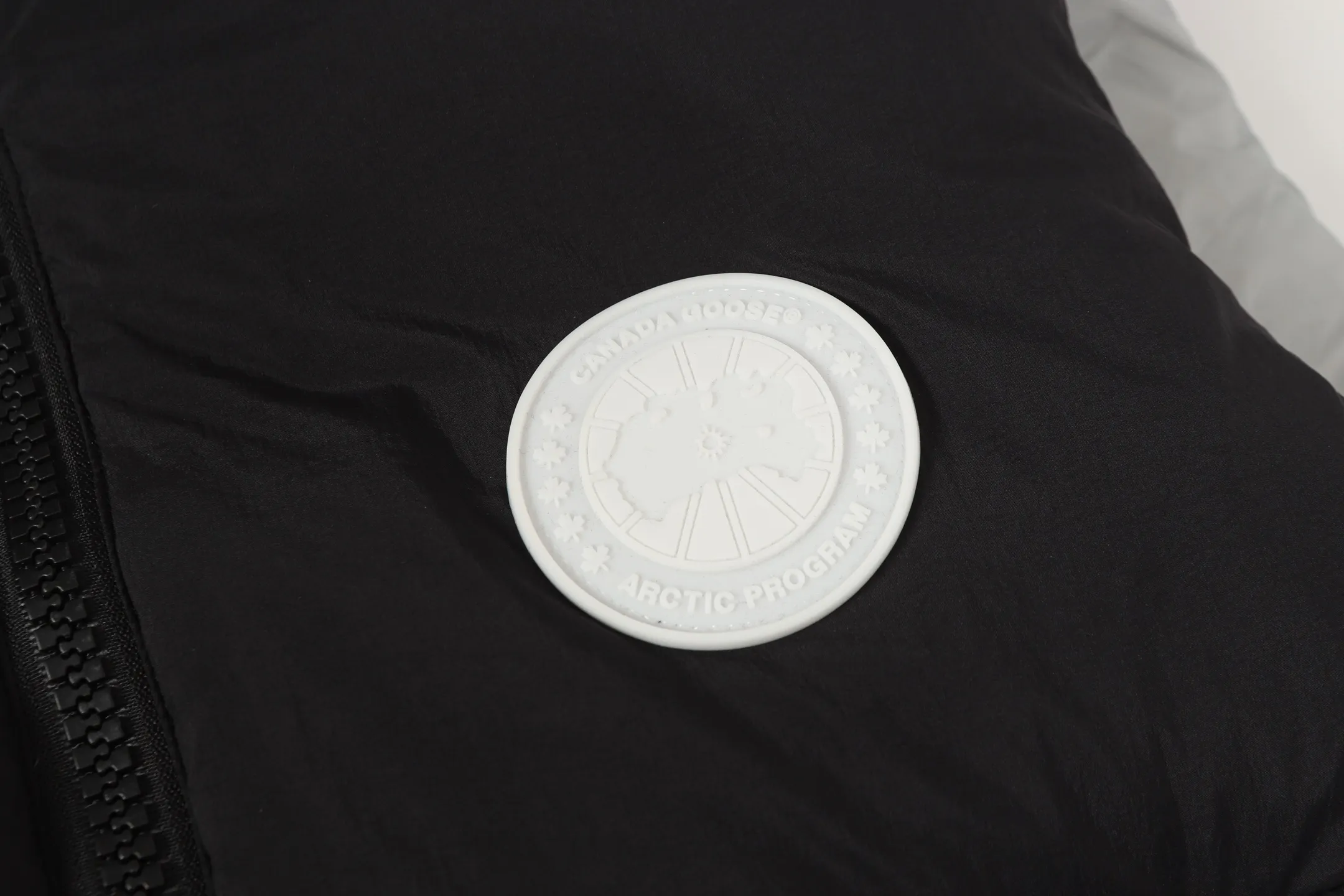 P480 CANADA GOOSE/PASTELS capsule white label series down vest The white label series is a capsule limited series and the most popular PASTELS series this year. The chest labels are all white badges with pure silicone texture. The pattern has a strong contrast between concave and convex. The topographic map of Canada on the badge is lifelike. The plastic material used for currency logos on the market is very hard to the touch! Our original independent order accessories are all custom-made original accessories. The imported YKK zipper has correct teeth and the zipper teeth are very thick. The zipper webbing logo is printed with three M fluorescent colors and the original custom-made washed logo. The placket webbing and wiring details are all restored. Color: Black Pure White Light Pink Khaki Moonlight Gray Size: XS S M L XL